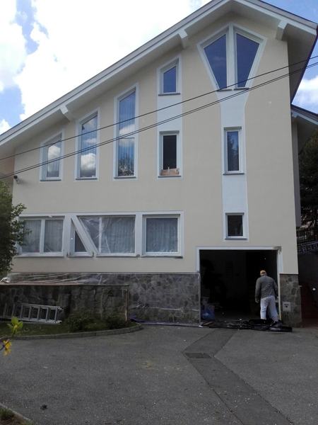 Fasada večje stanovanjske hiše